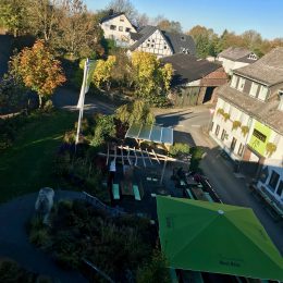 Die ersten Sonnenstrahlen erreichen unseren Biergarten 