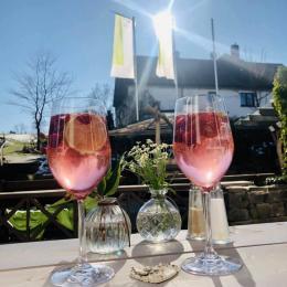 Die Biergarten-Saison ist eröffnet ☀️ Perfektes Wetter für ein leckeren Lillet-Wildberry oder ein frisch gezapftes Veltins vom Fass??