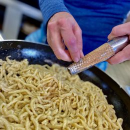 Die Chefin selbst gibt unseren hausgemachten Spätzle den letzten Schliff 👩🏻‍🍳